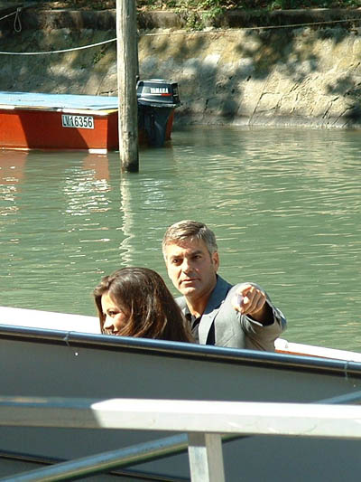 George Clooney e Catherine Zeta-Jones lasciano l'imbarcadero del Casino'