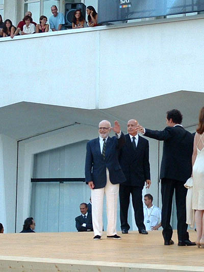 Un impavido Mario Monicelli, affronta la rampa della passerella per salutare il pubblico, aiutato da Stefano Accorsi