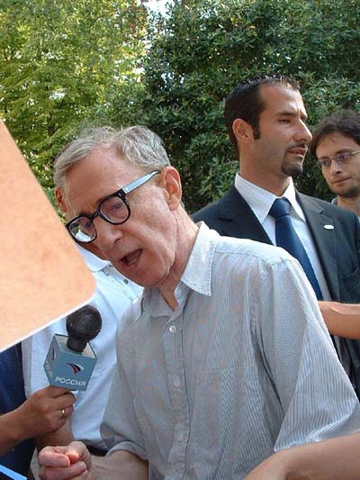 Woody Allen dopo la conferenza stampa di 'Anything Else'