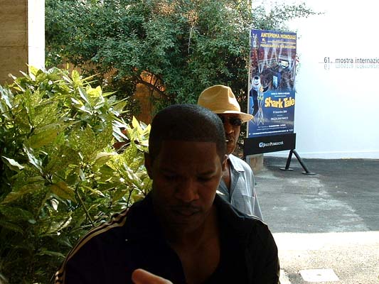 Jamie Foxx distribuisce autografi al Casino'