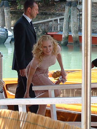 Nicole Kidman al casino' si toglie i tacchi prima di salire sul motoscafo...