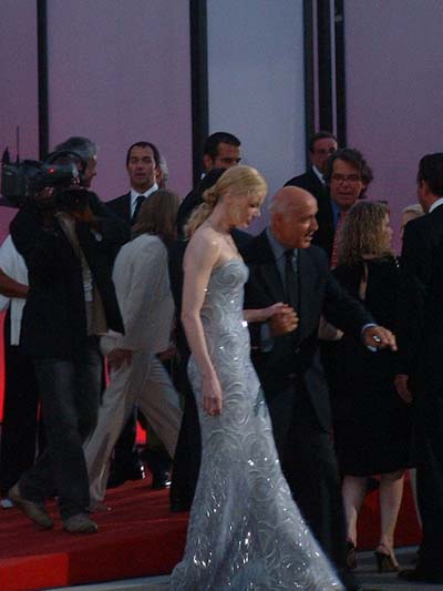 Nicole Kidman in passerella viene accompagnata dai fotografi...