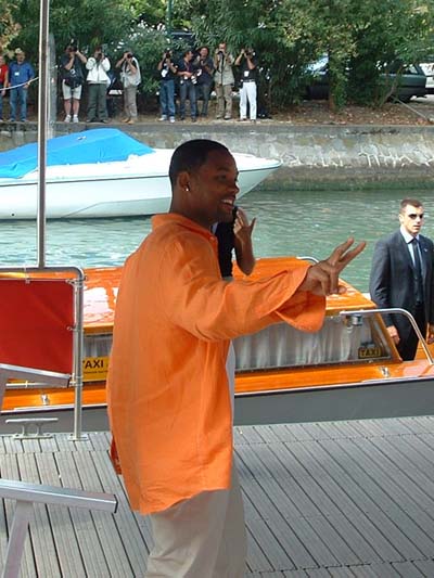 Will Smith al casino' saluta il pubblico a modo suo...