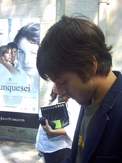 Diego Luna impegnato a firmare autografi...