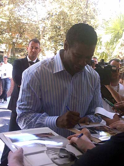 Denzel Washington firma autografi al Casino'