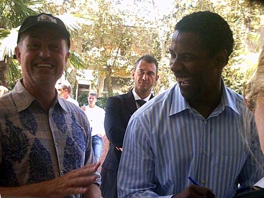 Denzel Washington e il regista Jonathan Demme se la ridono...