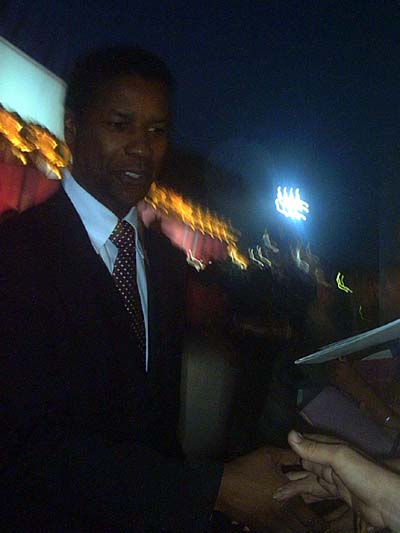 Denzel Washington stringe la mano ai fans in passerella