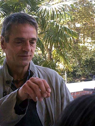 Jeremy Irons, con la solita classe, concede autografi e sorrisi al pubblico