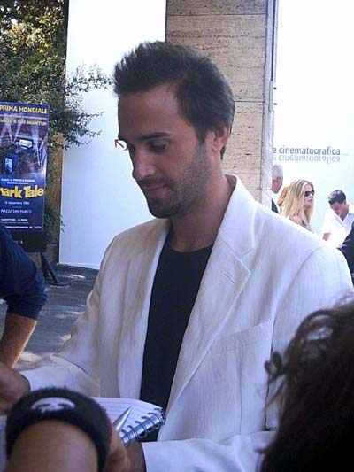 Joseph Fiennes concede autografi alle numerose fans