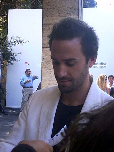 Joseph Fiennes distribuisce autografi al Casino'