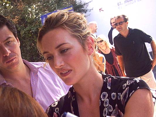 Kate Winslet concede autografi e dediche ai fans