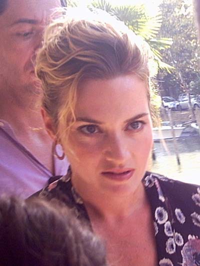 Kate Winslet intenta ad ascoltare le parole d'affetto dei fans...