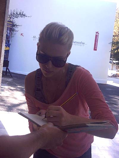 Scarlett Johansson, missione autografi...