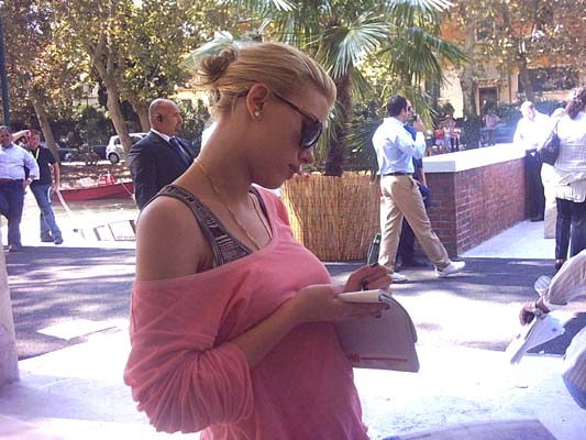 Scarlett Johansson impegnata a firmare autografi per i fans...