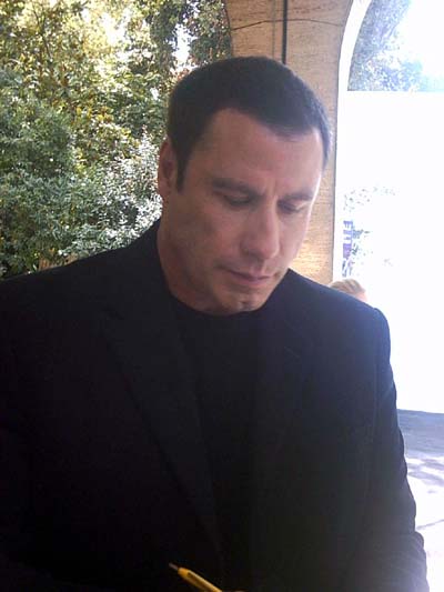 John Travolta non si sottrae al rituale degli autografi