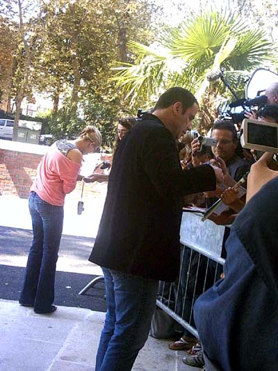 John Travolta e Scarlett Johansson si alternano agli autografi