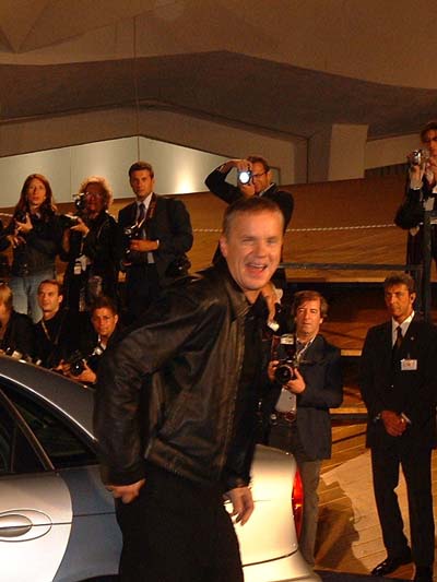 Tim Robbins scende al volo dall'auto che lo porta in passerella per lanciare un saluto al suo pubblico