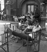 AUDREY HEPBURN SUL SET DEL FILM GUERRA E PACE - 1955 / Pierluigi Praturlon  Reporters Associati